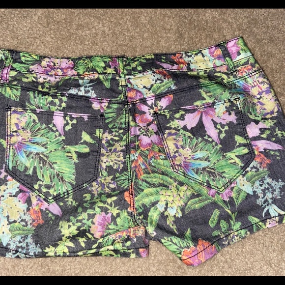 Women’s Shorts - Picture 4 of 4